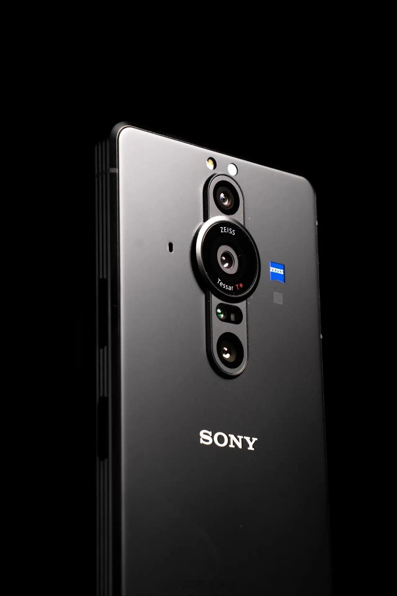 Xperia Pro-I 绝对是手机里的“异类”，它用了和黑卡7同款的1英寸大底