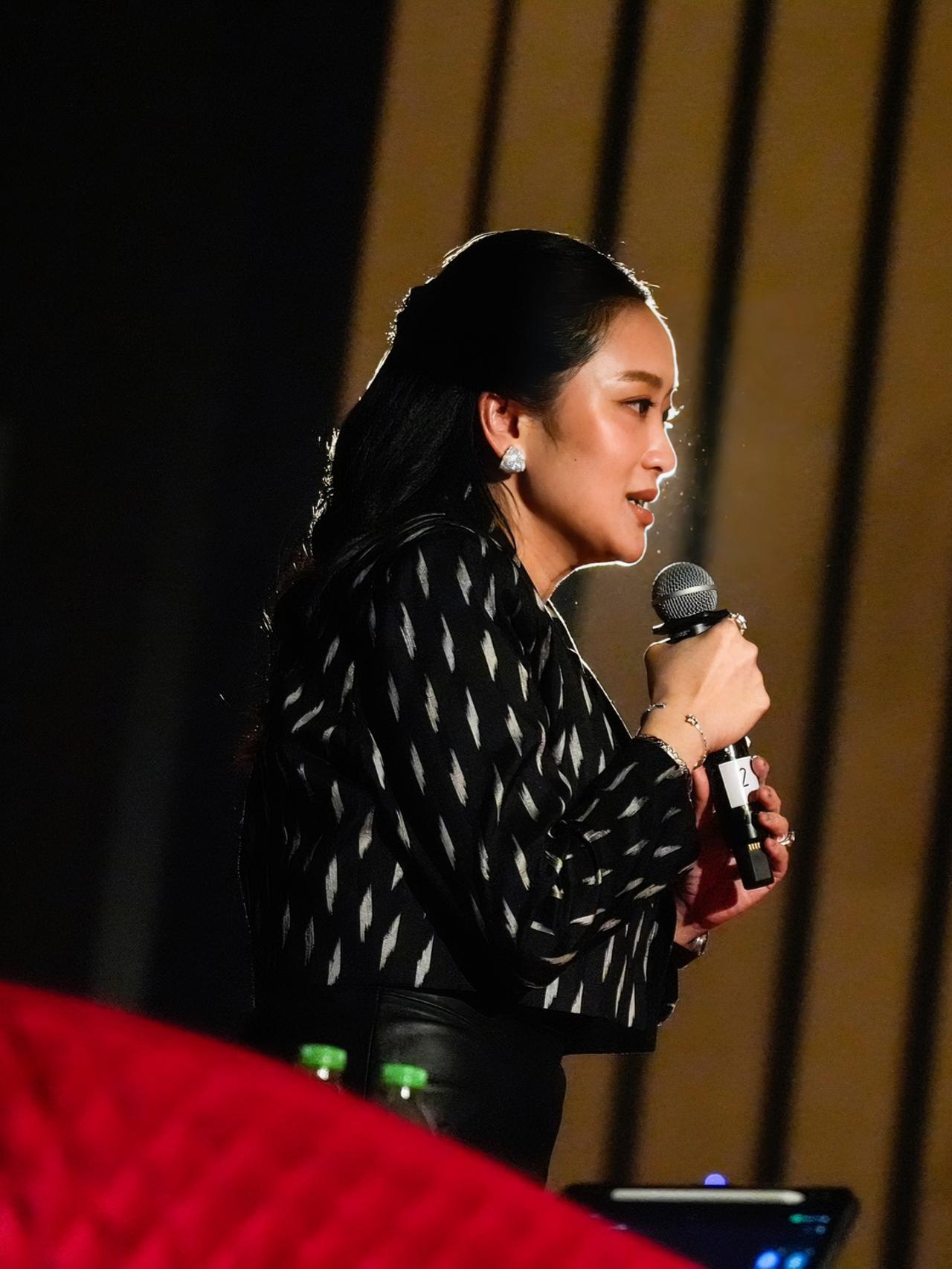 佩通坦最新造型好美，兢兢业业出席会议
2025年11月10日，为泰党举办首届“登