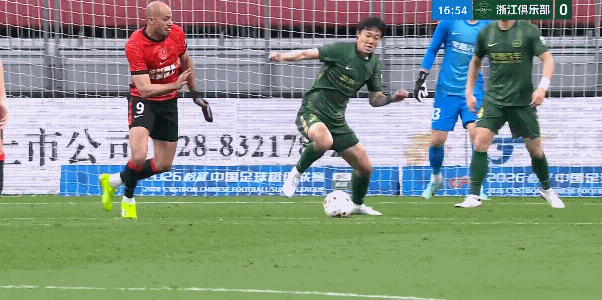又是席尔瓦，又进球了，比赛第18分钟席尔瓦利用王仕钦一次巨大失误抢断后一条龙进球