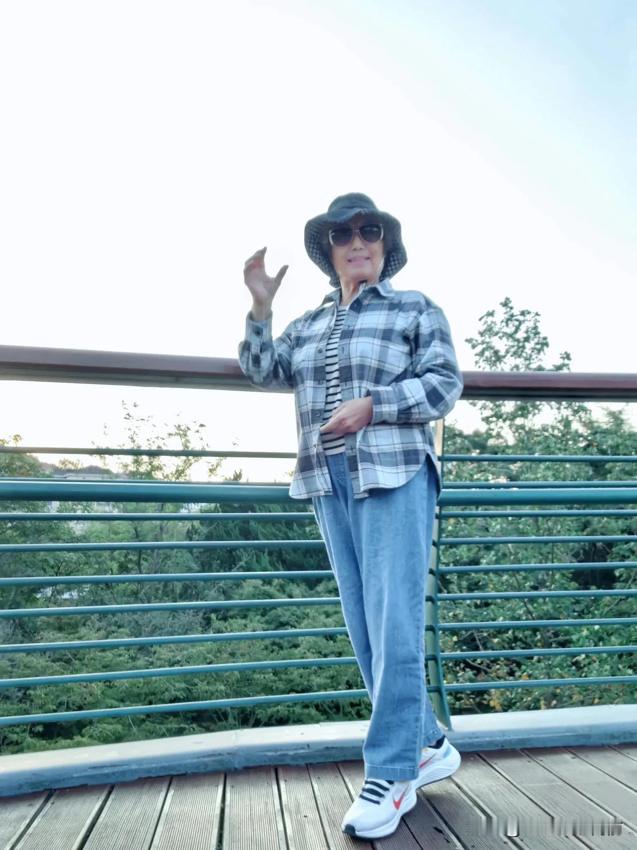 #秋日生活打卡季#

在网上优衣库买的衣服，快递送到家了！我迫不及待地穿上，去太