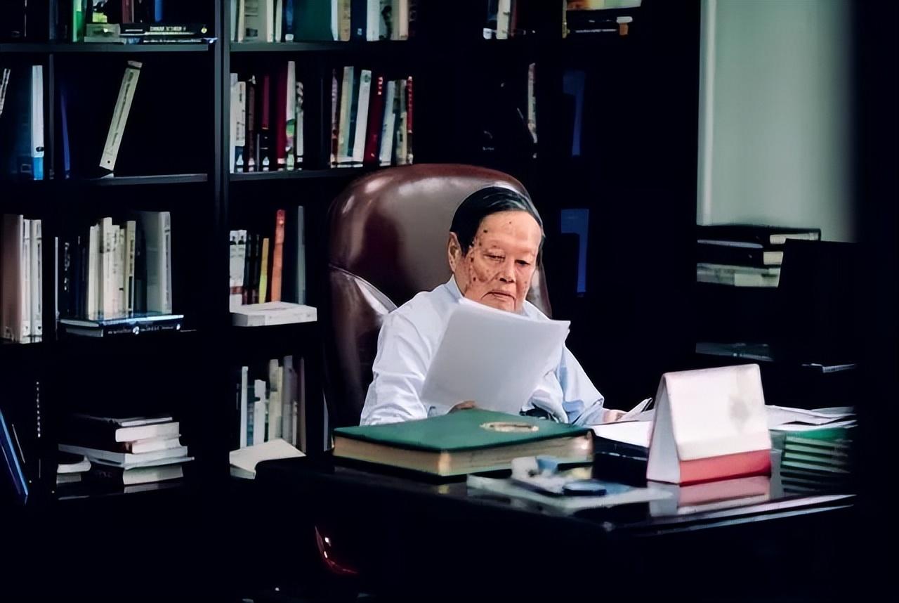 一粒沙里有一个世界
一朵花里有一个天堂
把无穷无尽握于手掌
永恒宁非是刹那时光