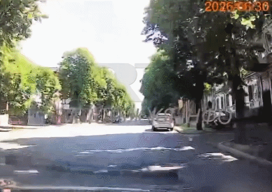 【行车记录仪实录俄军对乌轰炸瞬间】
随着前线局势推进，俄军正加大对扎波罗热的攻势