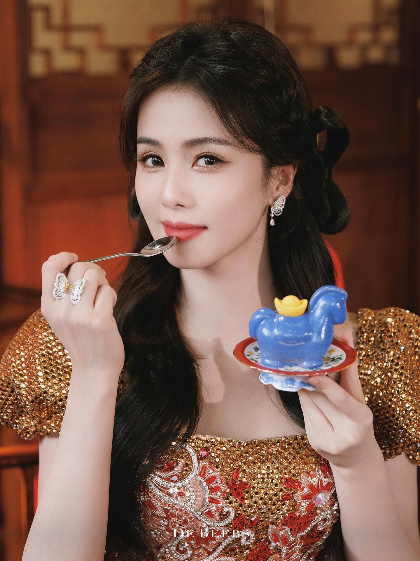 白鹿收到了沙溢的红包白鹿春晚舞台珠宝：DeBeers戴比尔斯💍 