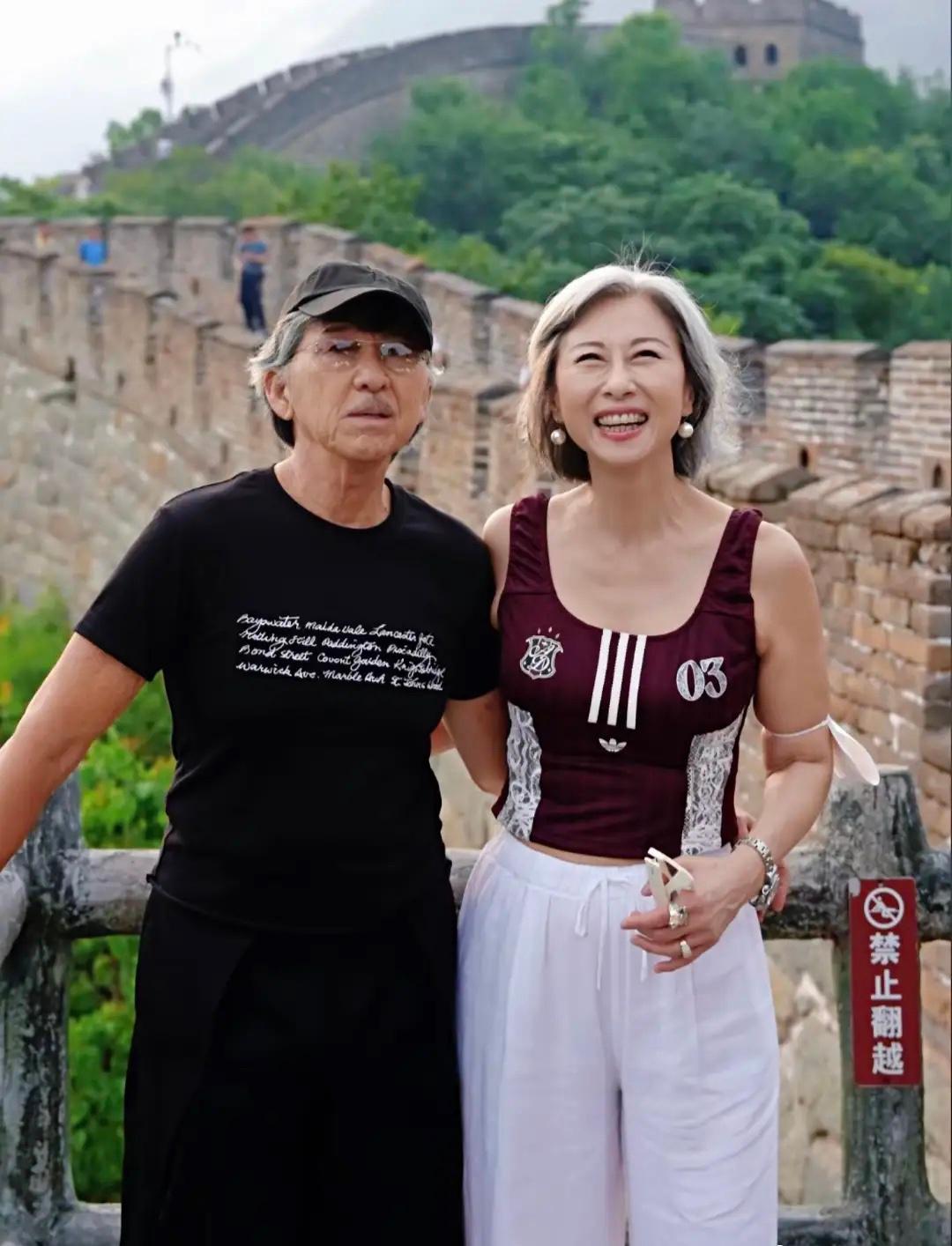 林子祥：这长城真够长的。
叶蒨文：是啊，爬上来不容易。
林子祥：不过风景确实好。