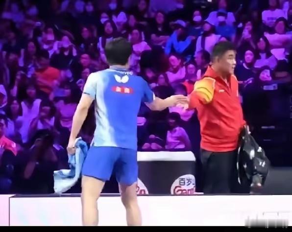 张本智和不满王皓握手敷衍张本忘了做人的基本原则，要想别人尊重你，先学会尊重别人。
