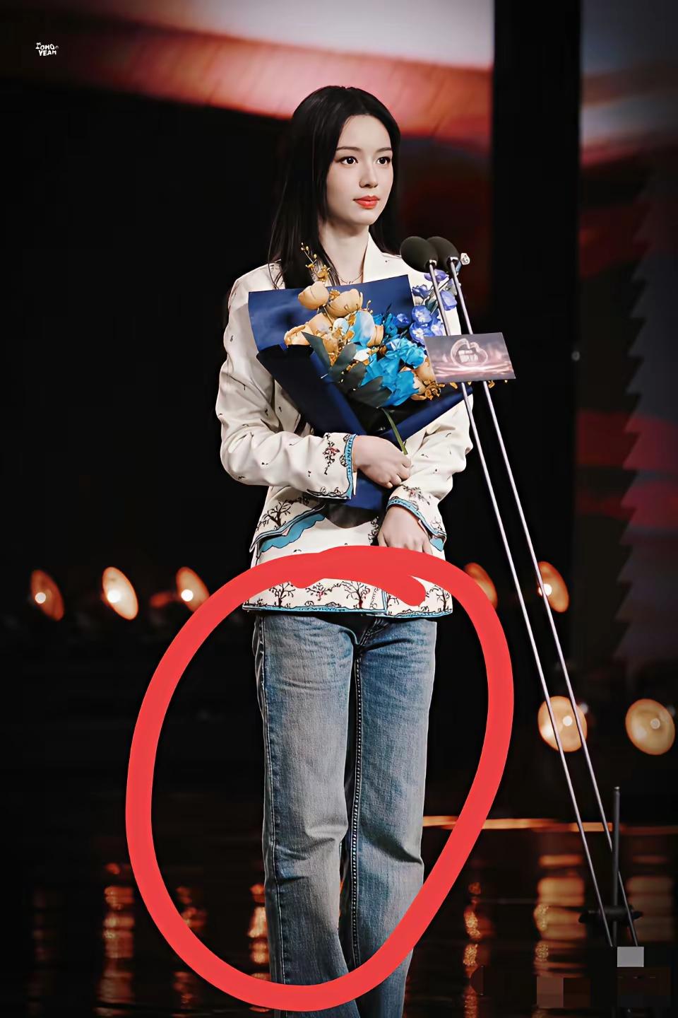 微博之夜
北京国家体育馆，
温度：-8～2℃，

其它大部分女艺人女明星们都高定