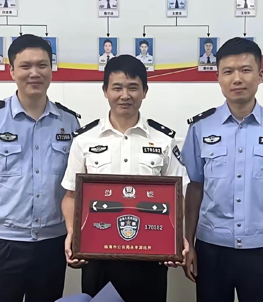 白色衣服的警察是多大的领导