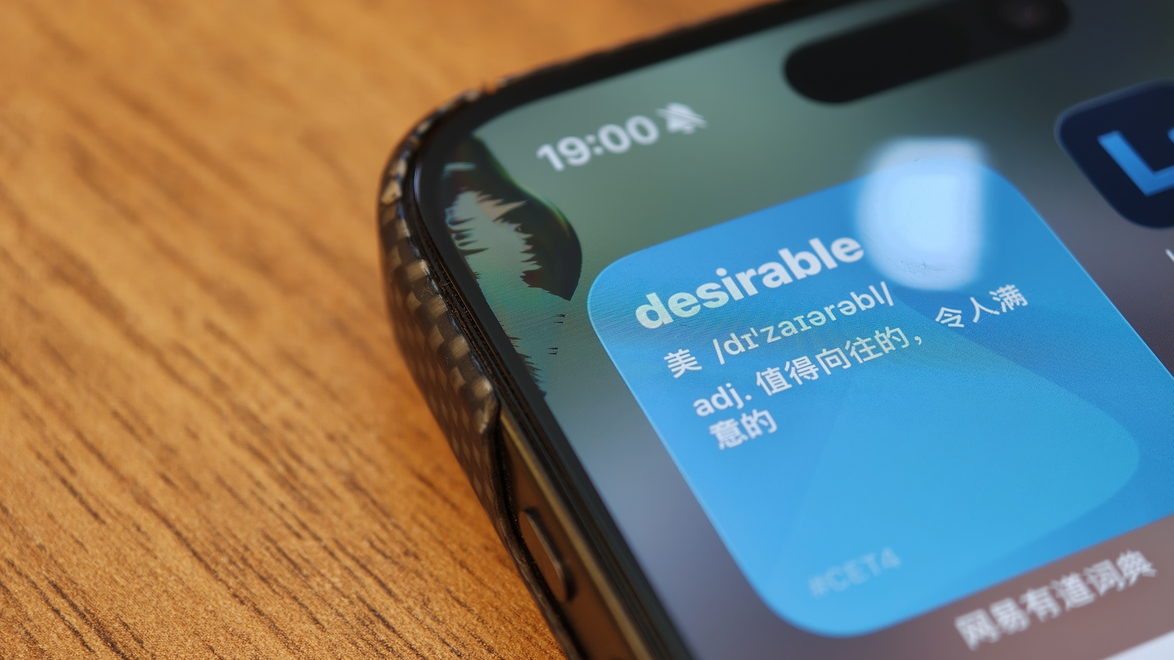 我真的一点都不觉得是令人兴奋的事情，一块屏幕啊……我又不能因为这个直接换手机