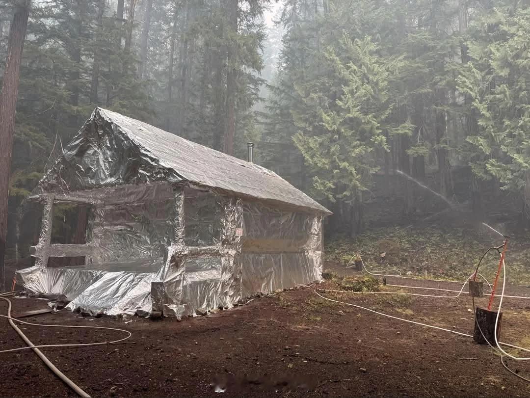 北喀斯喀特国家公园的一间小屋包裹着保护箔，以防止它被森林大火烧毁。 