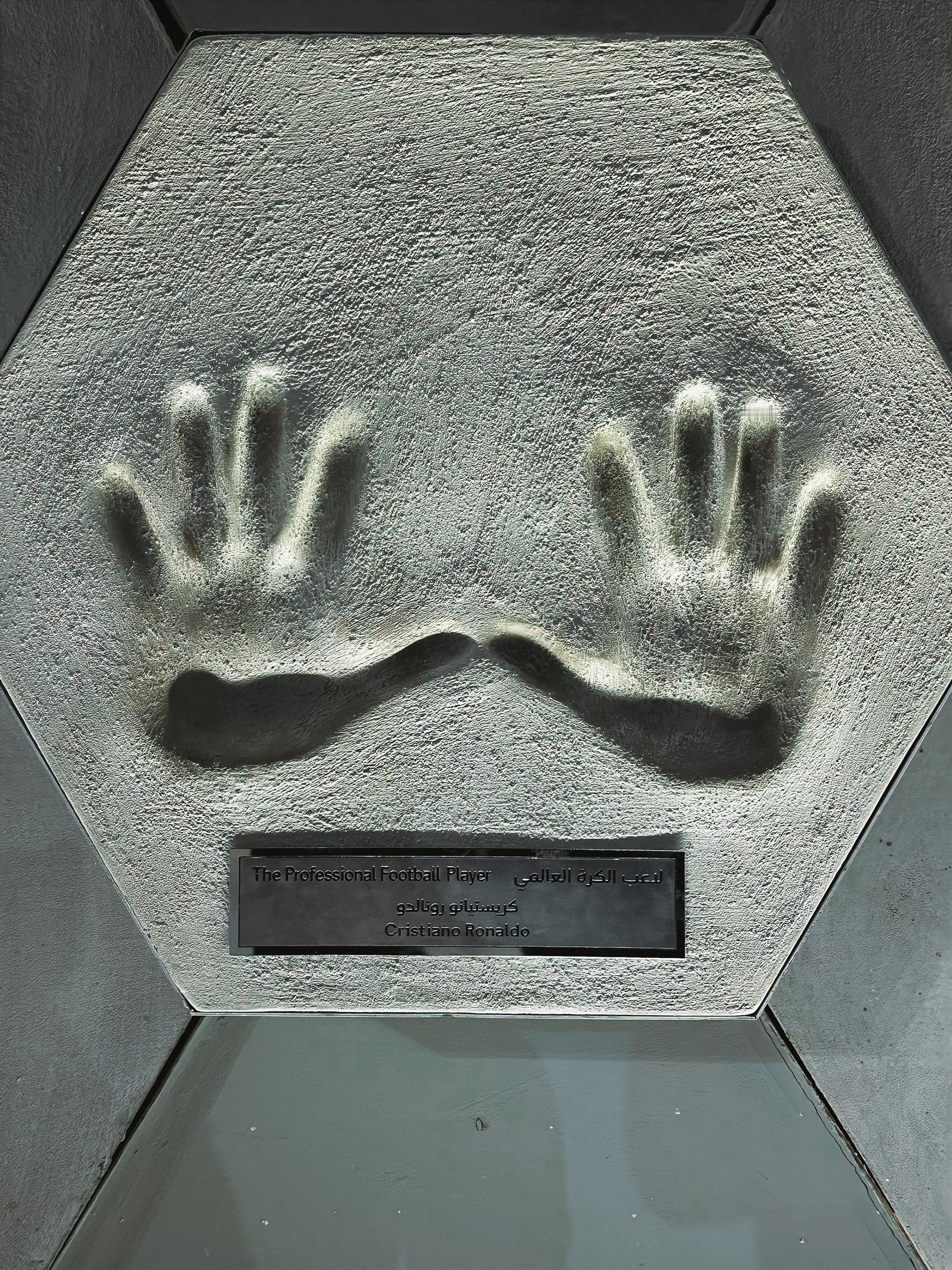 C罗C罗日常 🎞️ 位于沙特阿拉伯的星光大道，在这里，C罗留下了他的手印​  