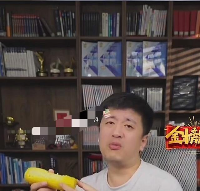 武亮直播啃玉米真不是作秀，纯粹是为了帮张雪峰老师圆助农的梦。这玉米是齐齐哈尔的，