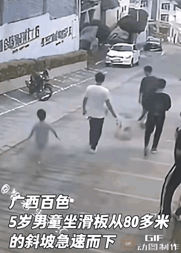 必须为这个救人的白衣少年点赞，如果没有这个白衣少年的舍身相救，这个玩滑板失控的小