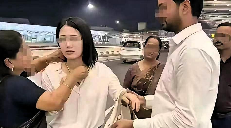 江苏一姑娘这波操作，真够魔幻的。
千挑万选带回个外籍男友，本以为是跨越文化的浪漫