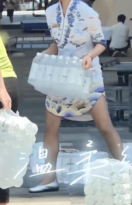 海航这位空姐火了！自己还懵着呢！三亚酒店门口，机组正要发车，送水阿姨的水桶突然散