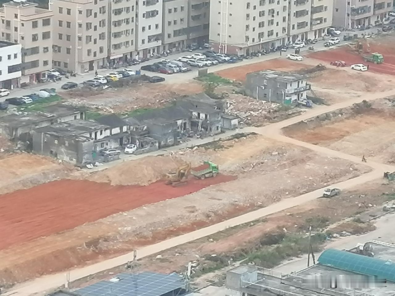 老房子全部拆迁，整个小区升高好几米，两层楼都要淹没不见！