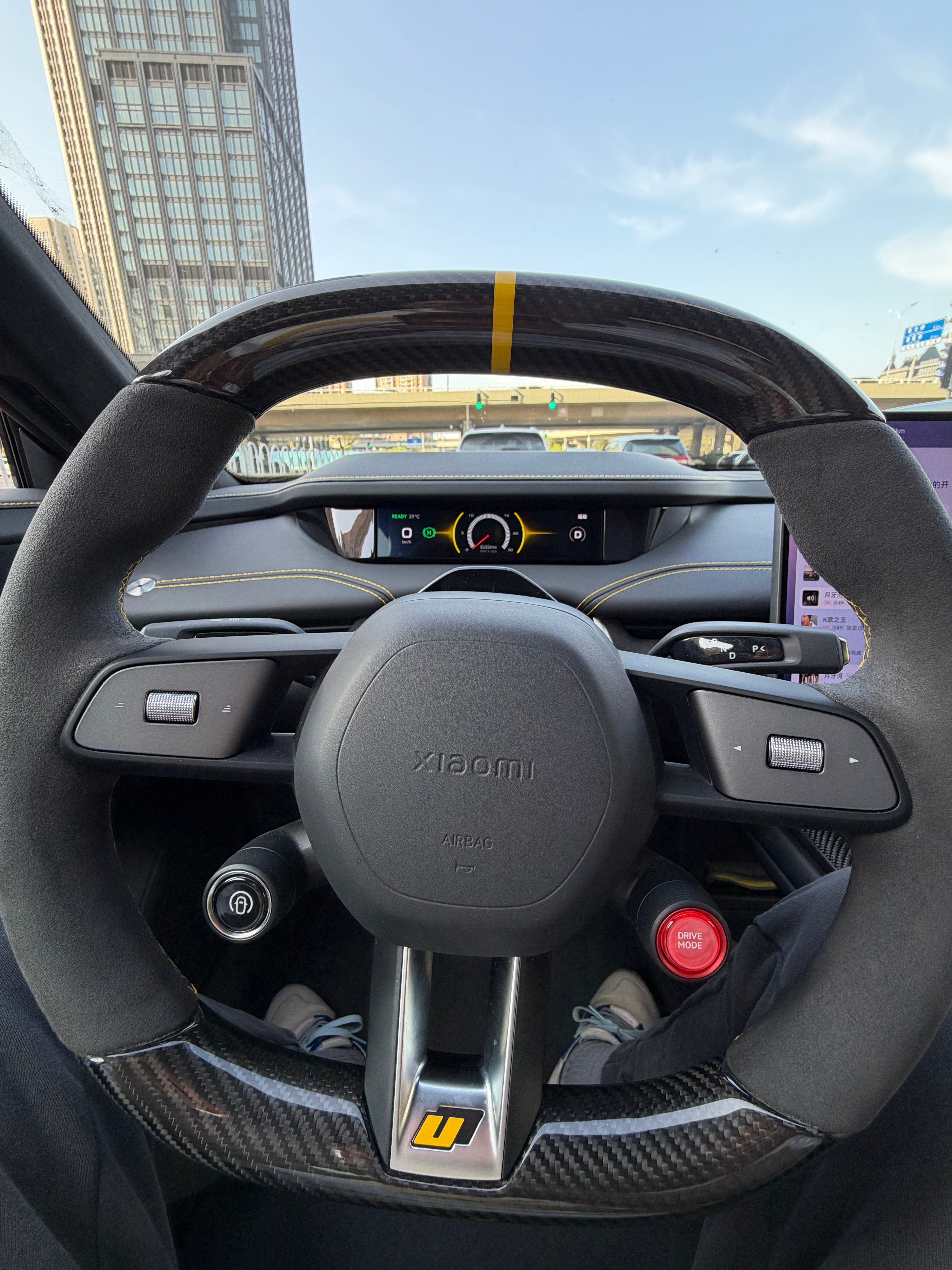 小李飞车 刚健身回来等红灯中旁边一个开比亚迪的小姐姐（长得很可爱）伸出脑袋打量我