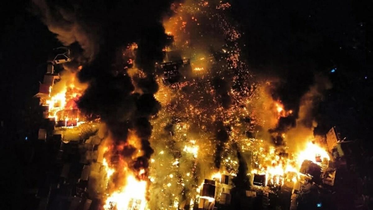 谁能想到？建在水上的村子，居然能被烧得一干二净！

马来西亚沙巴州山打根，有个叫