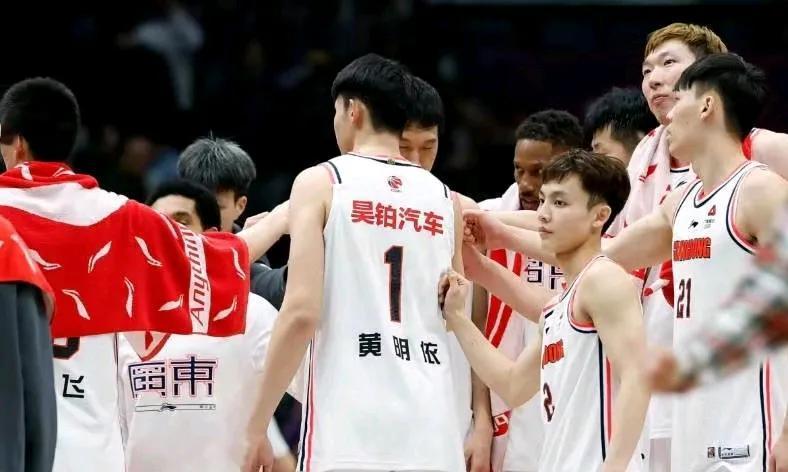 广东两大顶薪出世，徐杰落榜！粉丝：这不意外，杜峥执教胡顶薪是必然，这几年杜帅没少
