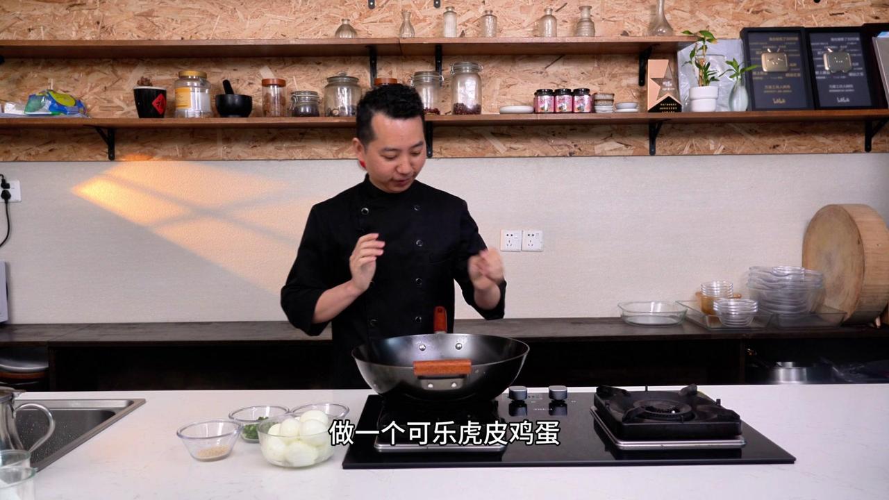✨食材：鸡蛋、姜、葱、可乐、生抽、蚝油、盐、老抽、芝麻
✨步骤：
1️⃣热锅凉油