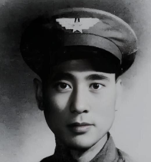 1949年，一架飞机在解放区坠毁，飞行员主动向解放军投降，还指了指舱门，说：“这