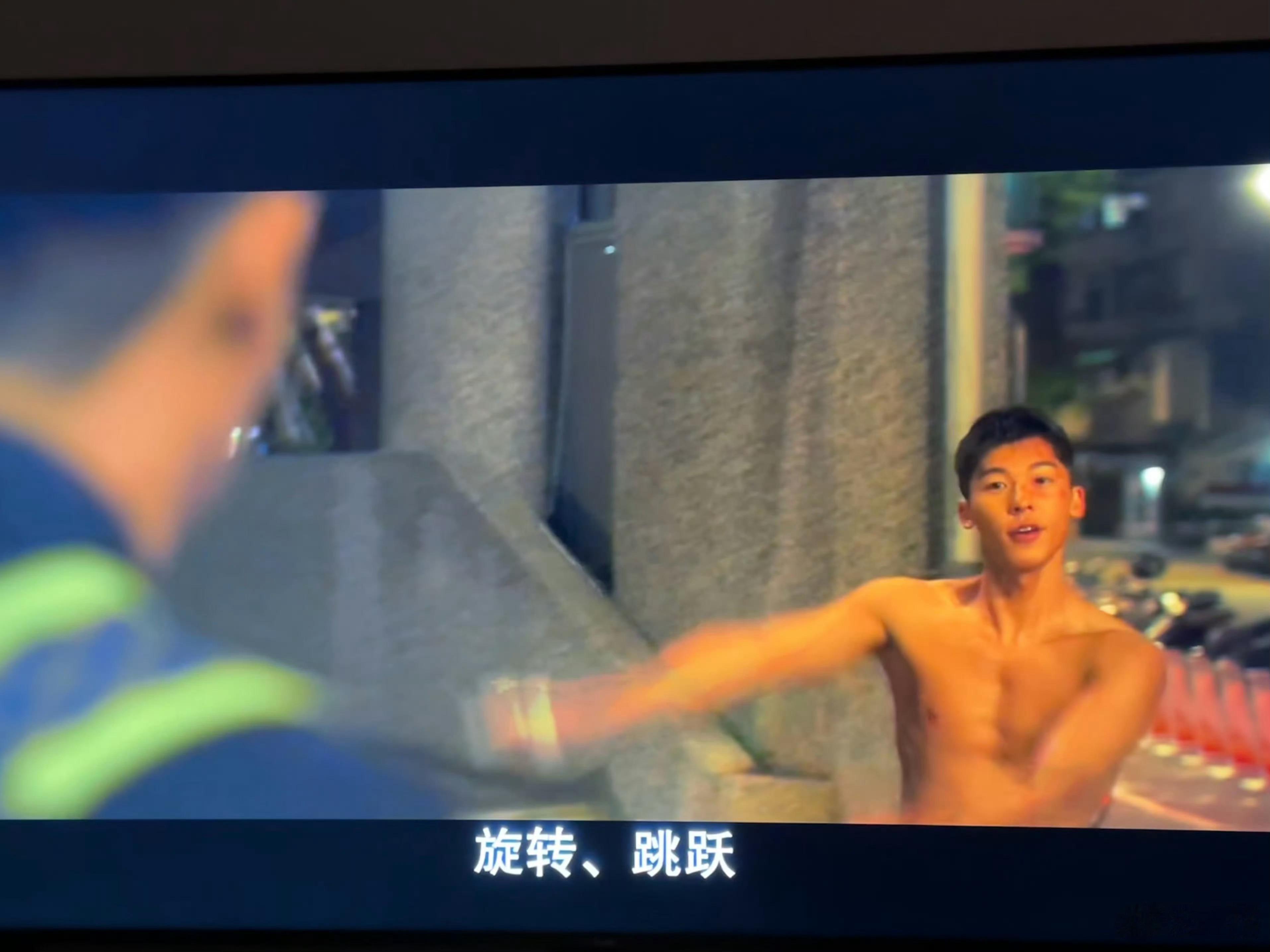 许光汉今天退伍 啊？？？他这一年作品好像也都没有断档，都差点忘了这档子事了，看来