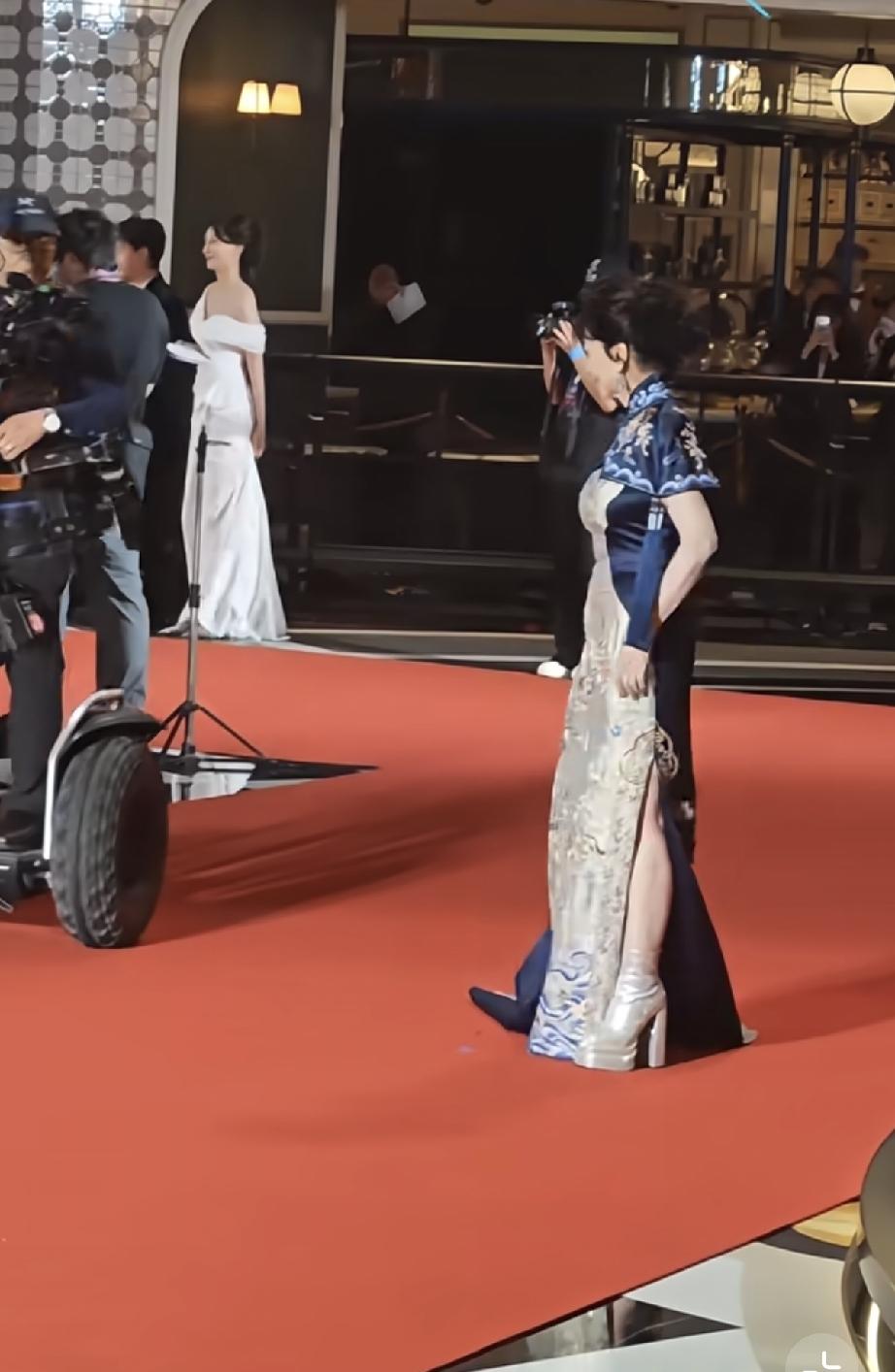 5月21日，赵雅芝现身澳门伦敦人参加2026亚洲电影艺术节金海燕奖，看着太难受了
