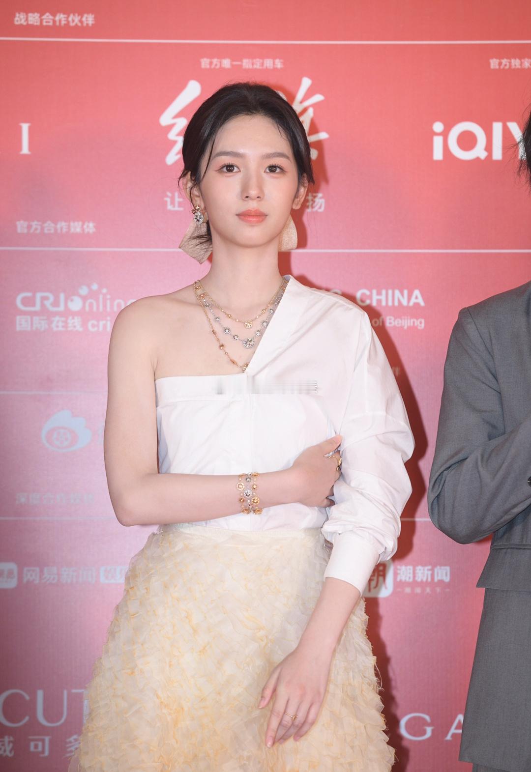 周也生图状态，这才是大美女，不靠任何氛围，就纯美！ ​​​