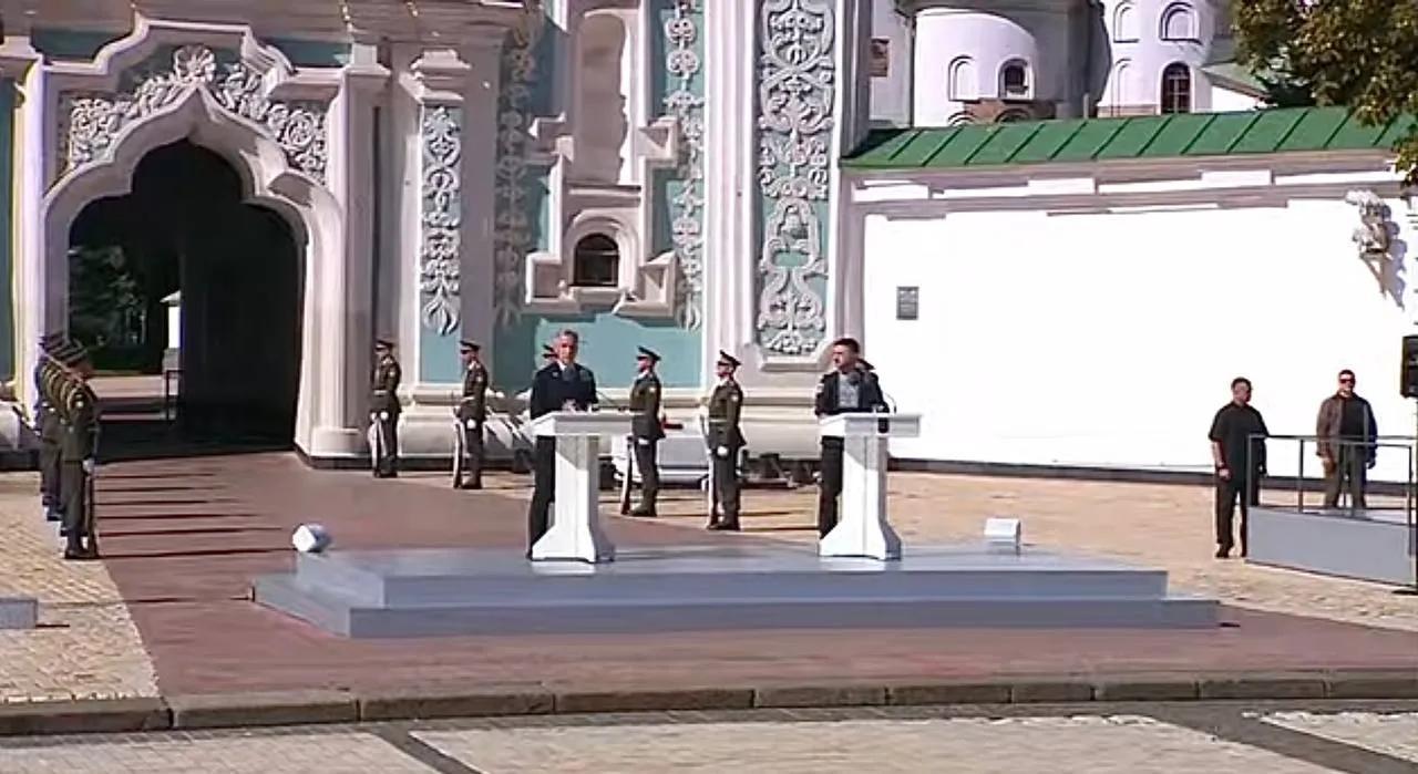 把普京比作希特勒！
慕尼黑绥靖的历史阴影，会不会在俄乌战场重演？
 
乌克兰独立