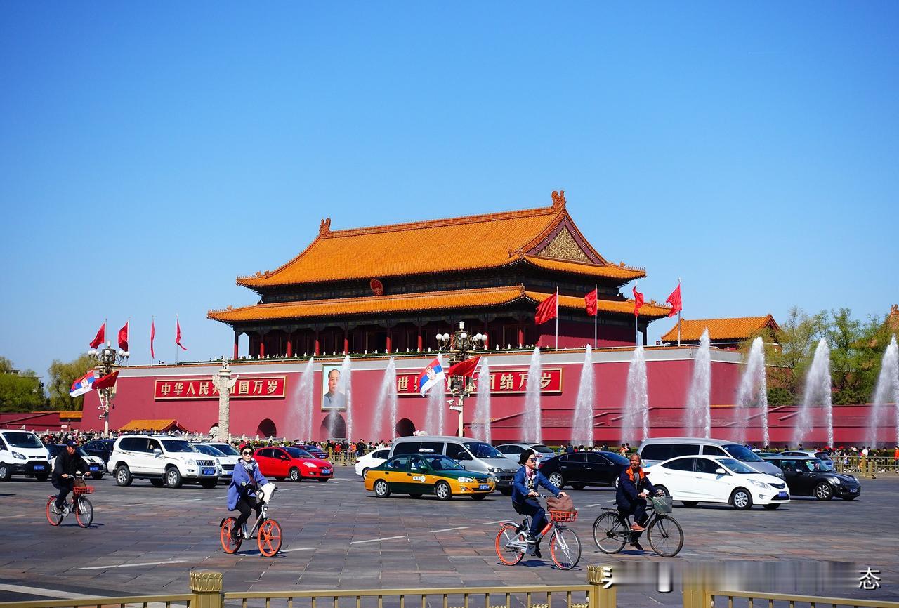 天安门广场的便衣警察
 
       在庄严热闹的天安门广场，游客沉醉于红旗飘