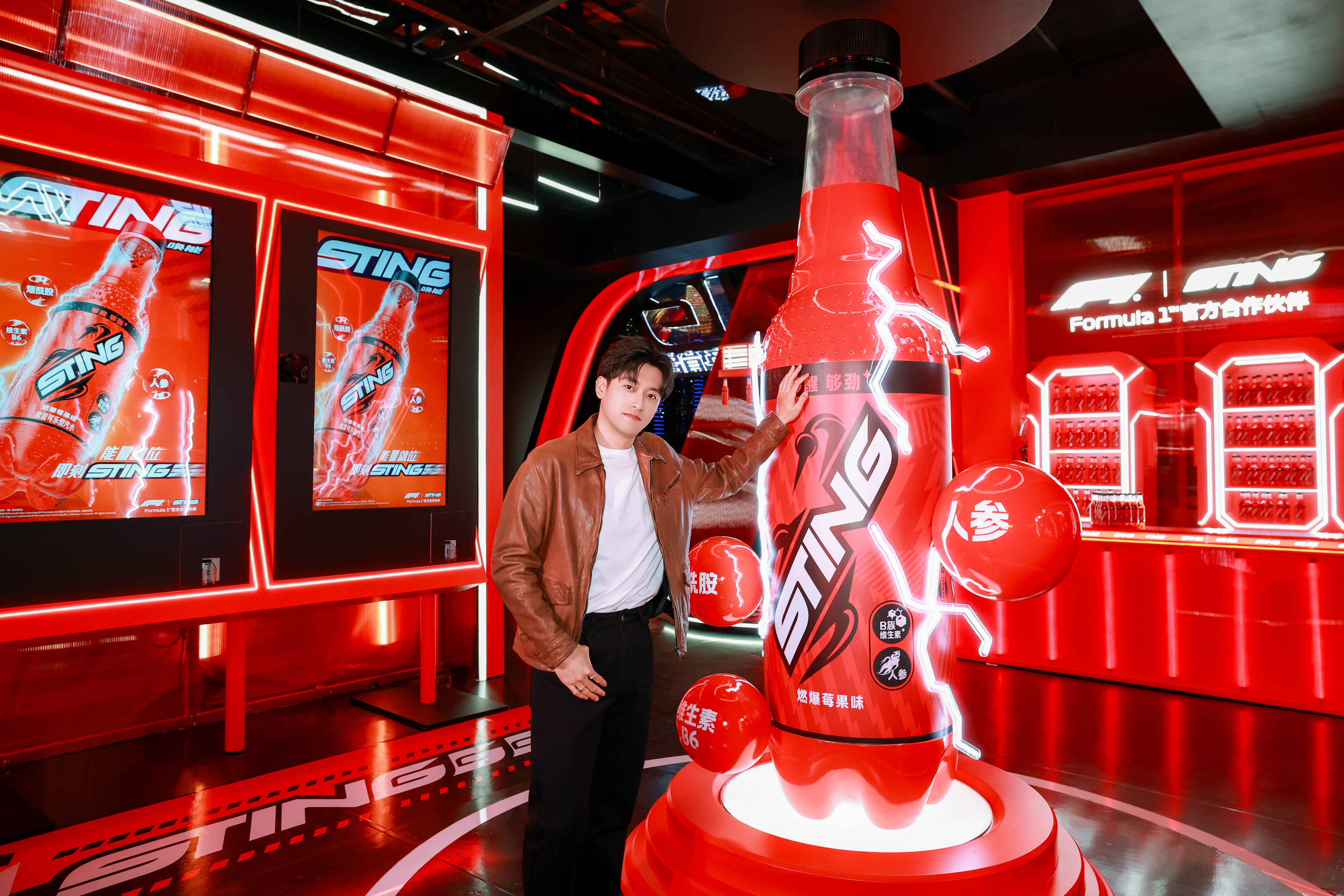 谁在给F1加满能量引擎轰鸣，极速对决一触即发！深夜守着屏幕沉浸观赛的F1车迷们，