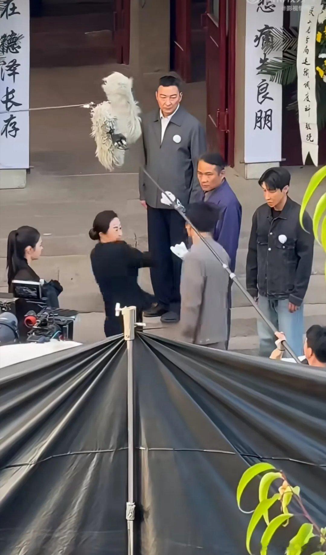 陈晓与宋轶拍摄新剧《海之上》时，一场掌掴戏份被对面高楼的代拍抓拍。隔着远距离，代