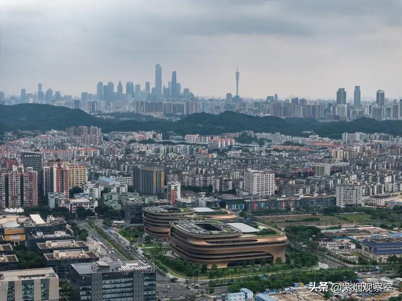 广州最争议的区：到底是市区还是郊区？一半繁华一半城乡，太割裂！
 
在广州所有辖