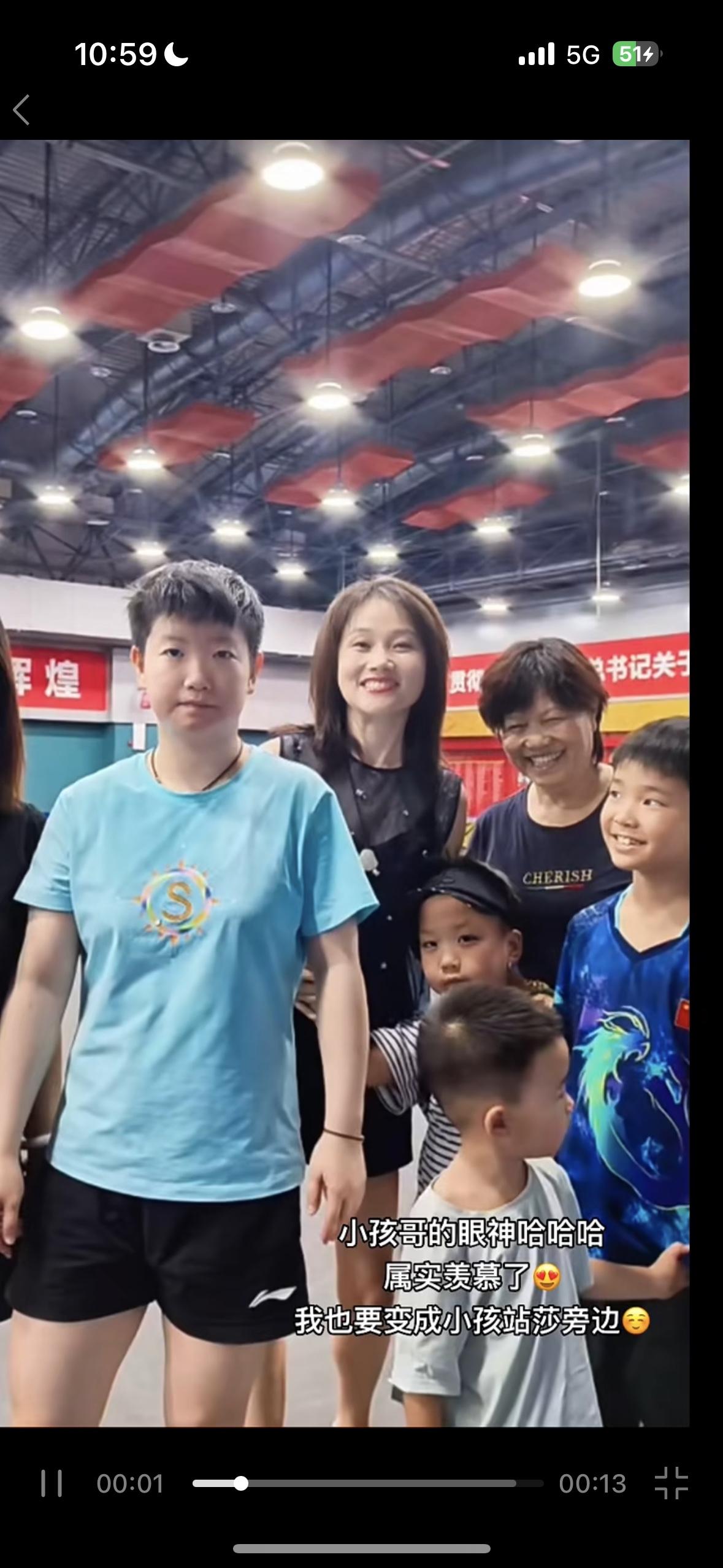 莎莎和小朋友合影，看小孩哥的眼神！
小孩哥崇拜的眼神，真的就是超级的小迷妹，眼神