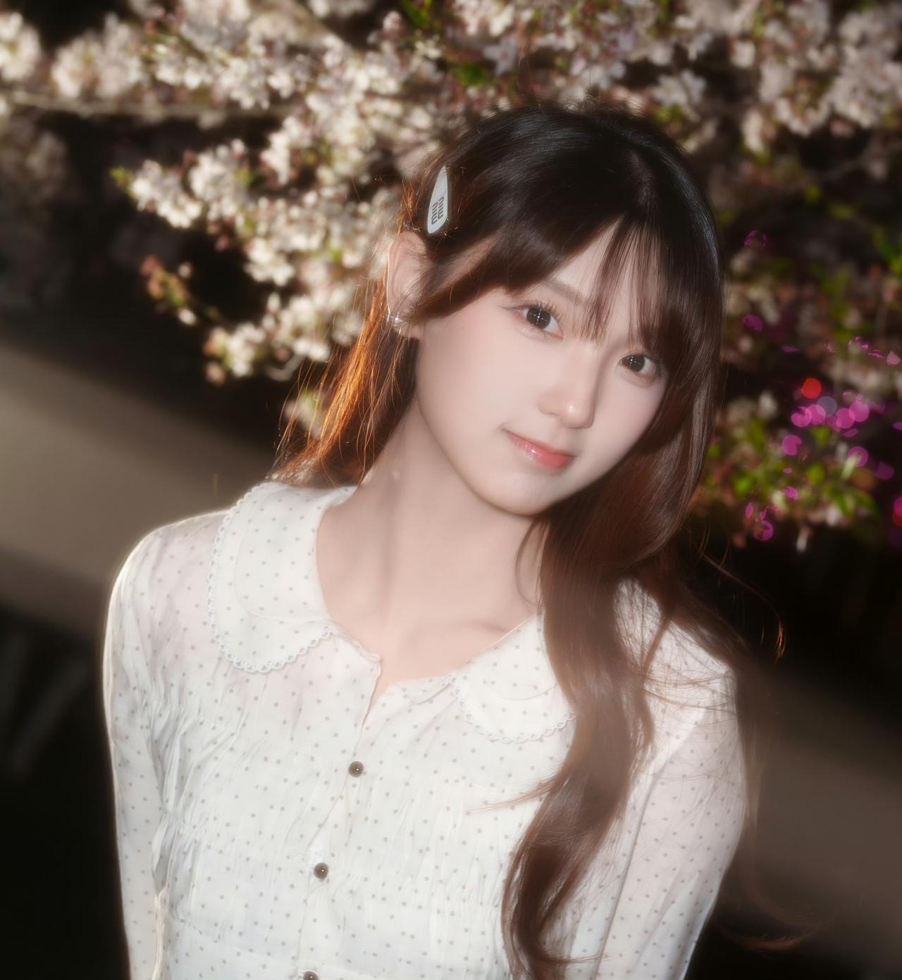 夜樱作幕，我为主角，
风吻花，花吻我，
浪漫在春夜里，悄悄发芽。