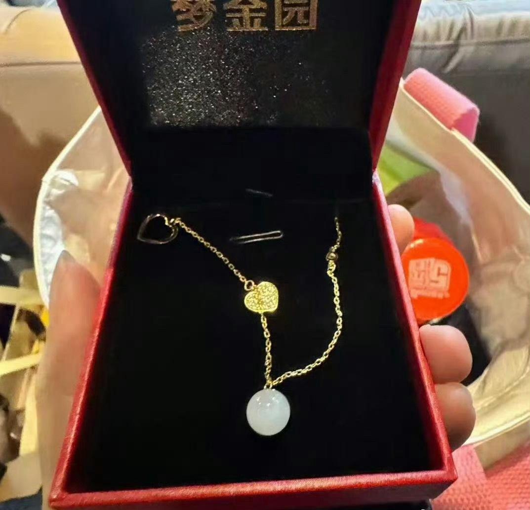 工作室还有抽奖五菱宏光使用权，黄金首饰，万元红包等。 ​​​