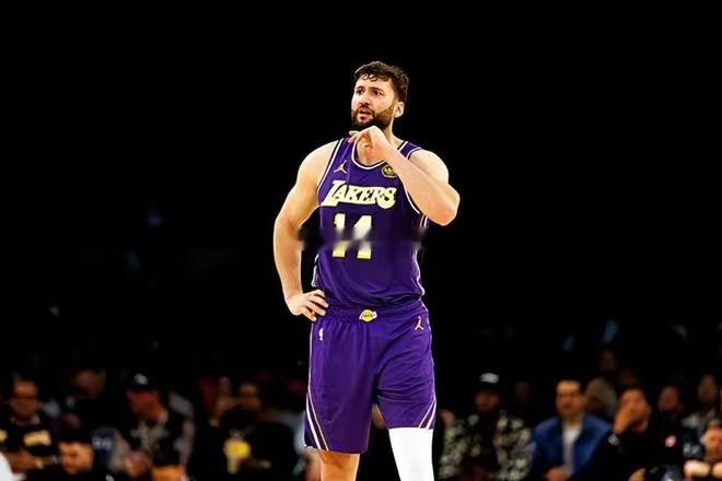 要我说，克勒贝尔是湖人第一个应该裁掉的球员。克勒贝尔在，雷迪克经常就是会想起他。