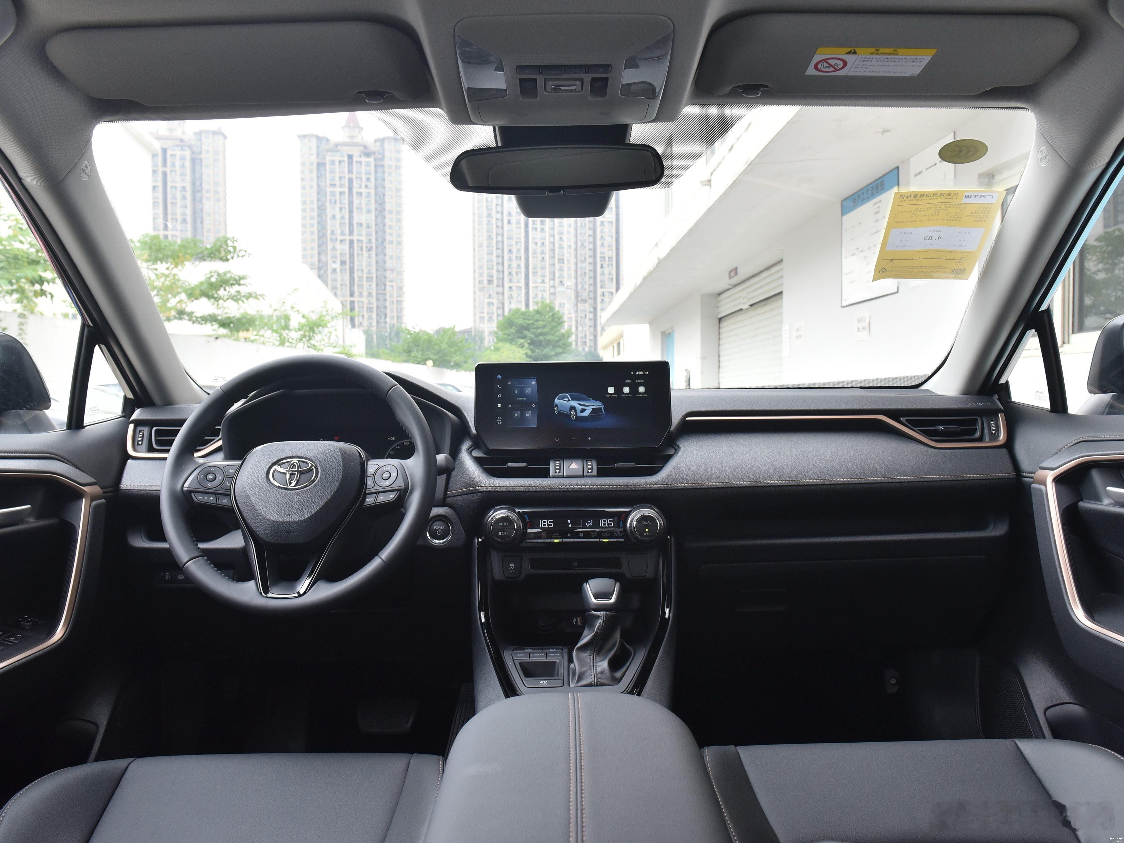 连着几天开日系的新产品，也算是发现了，浓眉大眼的日系车也开始在意内饰精致了。以前