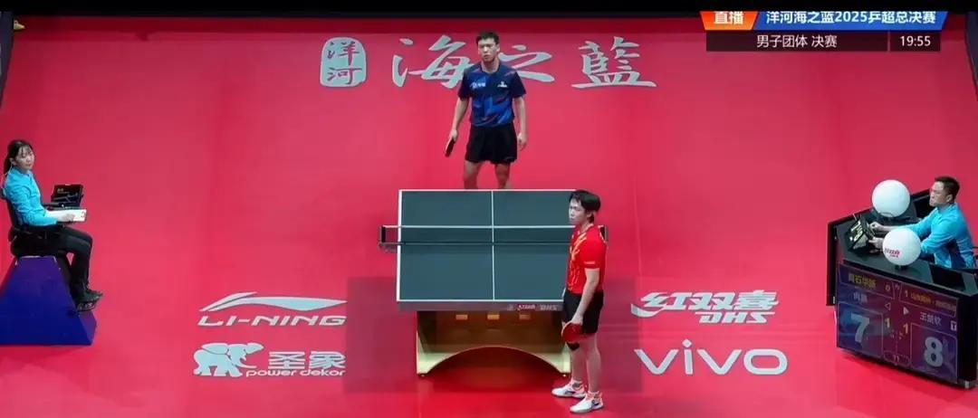 王楚钦发球被吼丢分！
 
乒超决赛现场，鲁能对上海。一位观众连喊向鹏名字，王楚钦