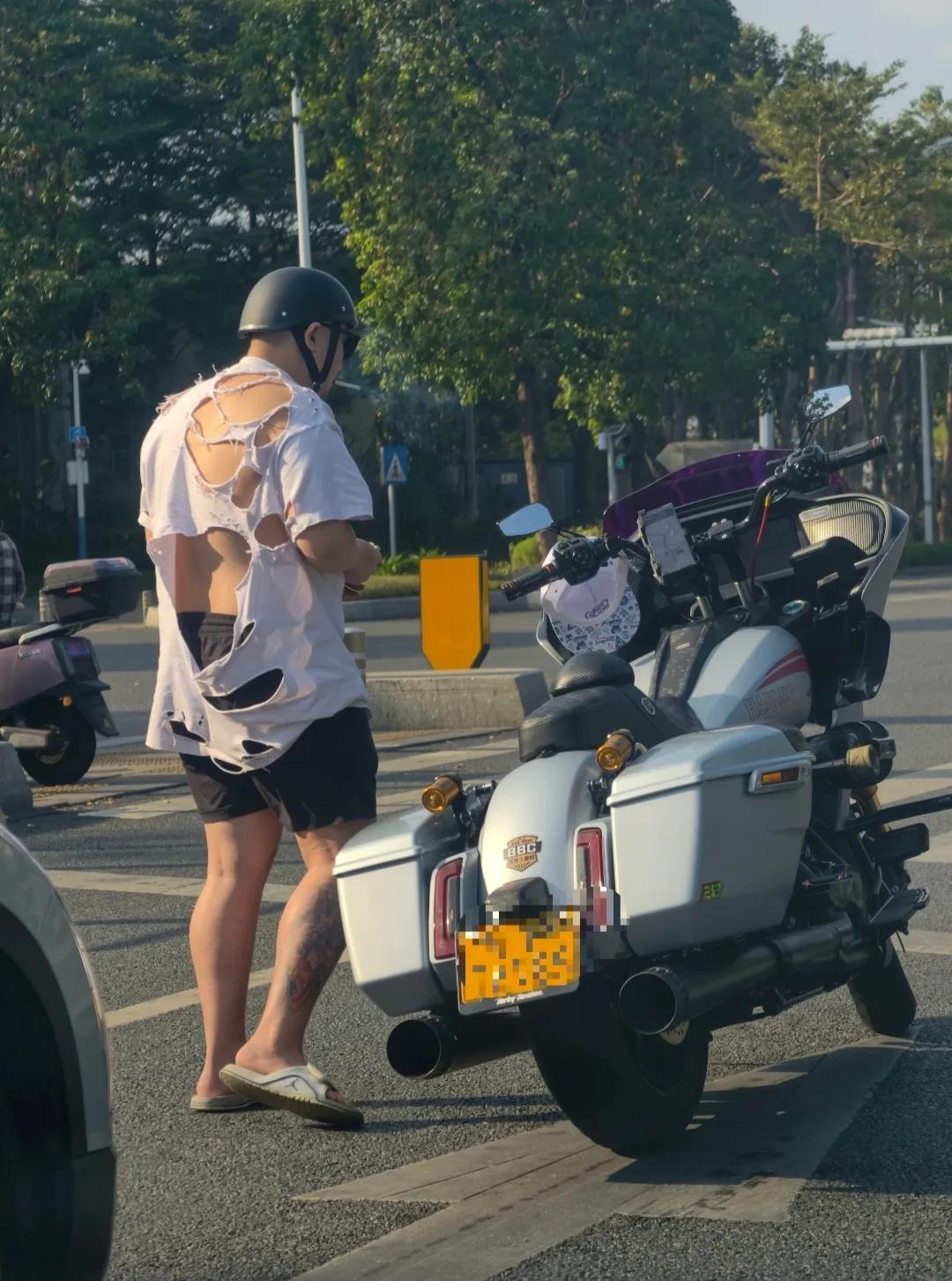 这么有钱却如此节俭，究竟为何？  
豪车座驾配破旧衣衫，这般反差令人费解。