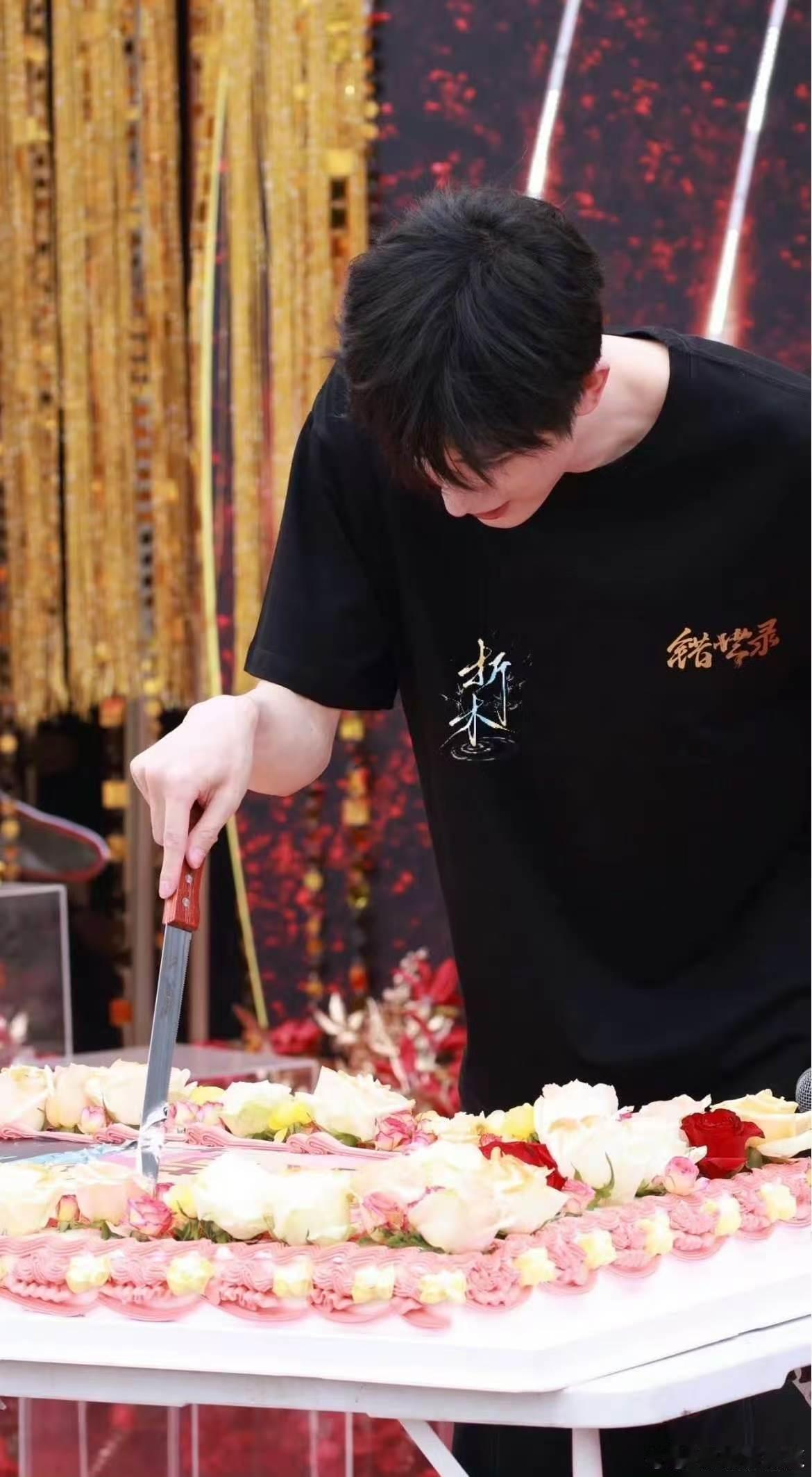 敖瑞鹏新剧错世录今日开机 历时百余天拍摄，踏踏实实打磨作品，期待敖瑞鹏沉淀演技，