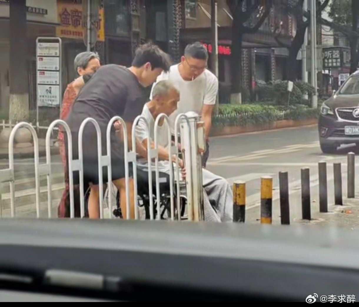 这段暖心街头画面还获得了人民日报的转发认可！湖南街头，一位老婆婆推着乘坐轮椅的老