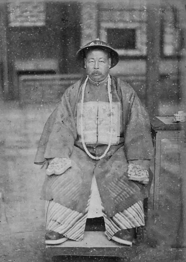 刷到一位美女博主说，纪录片《左宗棠收复新疆》里，左宗棠穿仙鹤补子不对，理由是他当