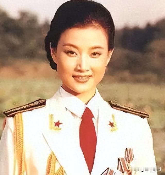 宋祖英最近被拍到了，穿黑衣服戴口罩，像普通人一样在路边等车。视频传开后，好多网友