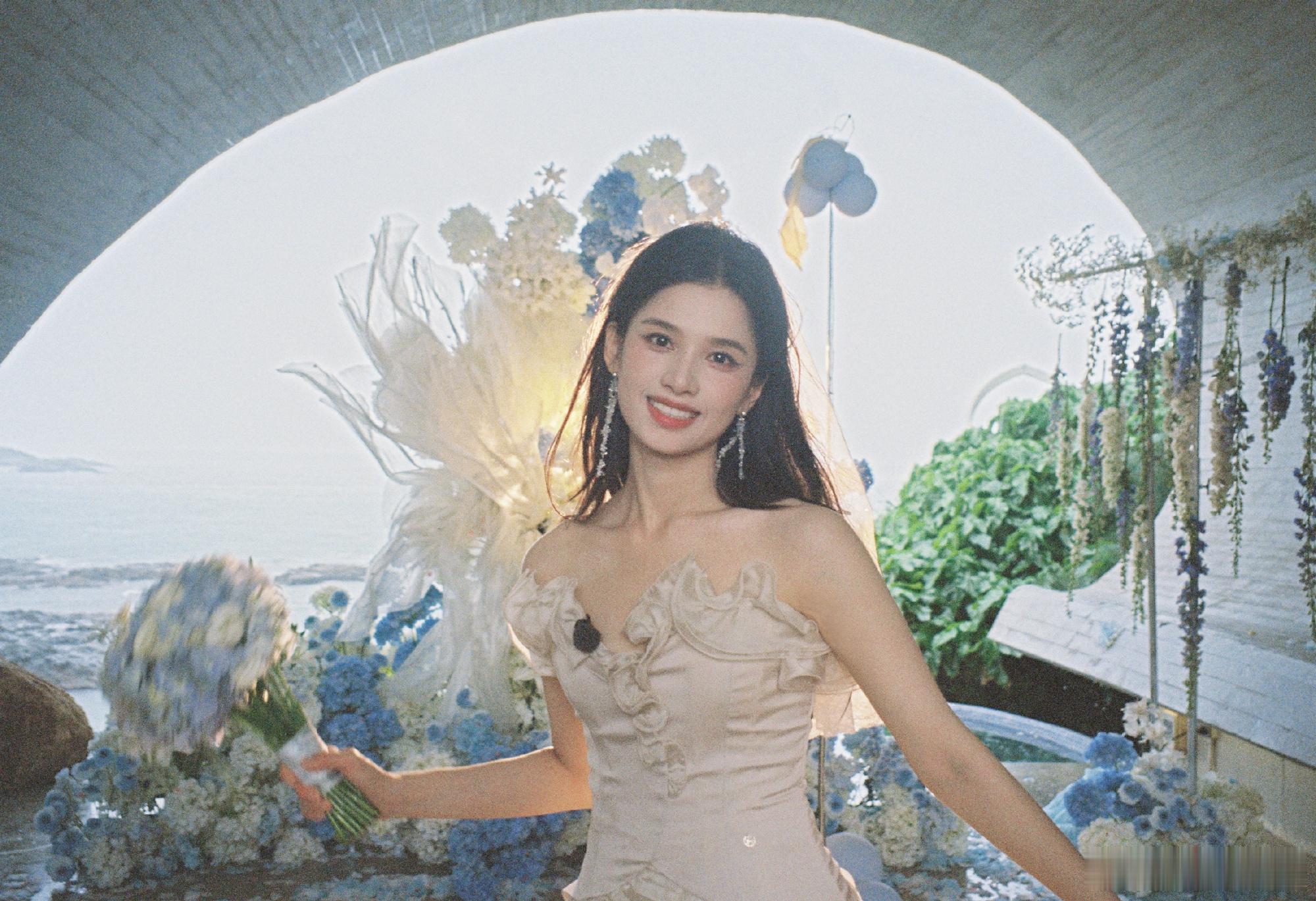 白纱衬笑颜，蓝花绕身旁💐苗苗你要永远幸福啊张婧仪
