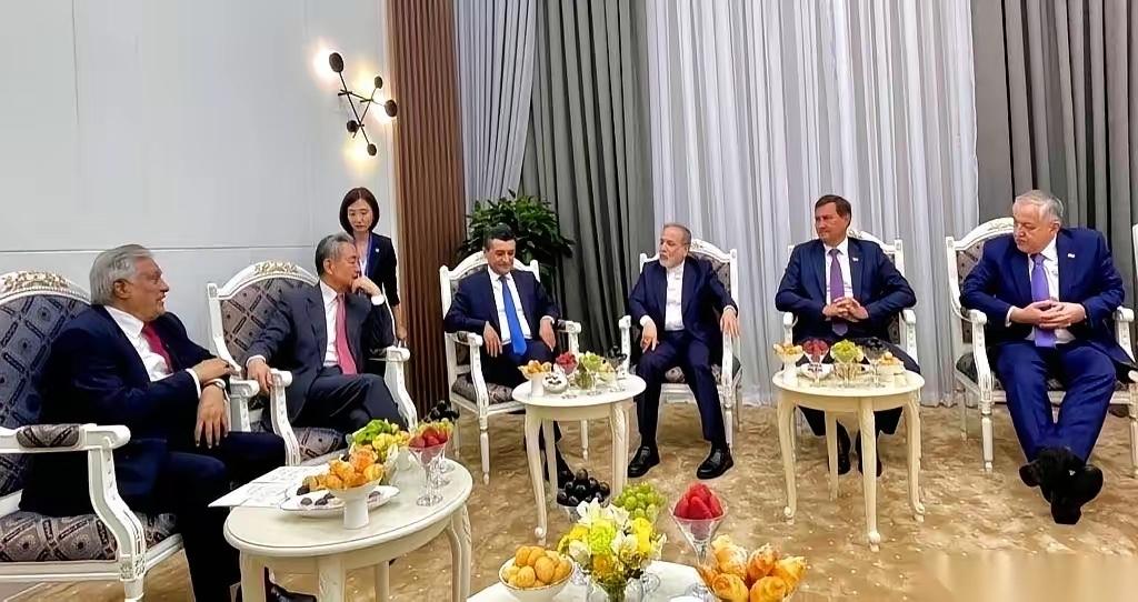 上合外长会议的会场外，捕捉到一个相当有意思的镜头。

在上合外长会议休息的时候，