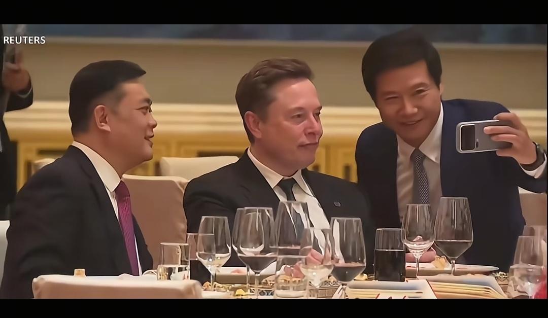 雷总主动找马斯克合影，像是小迷弟见了偶像一样，哈哈哈，用的还是小米17Pro马斯