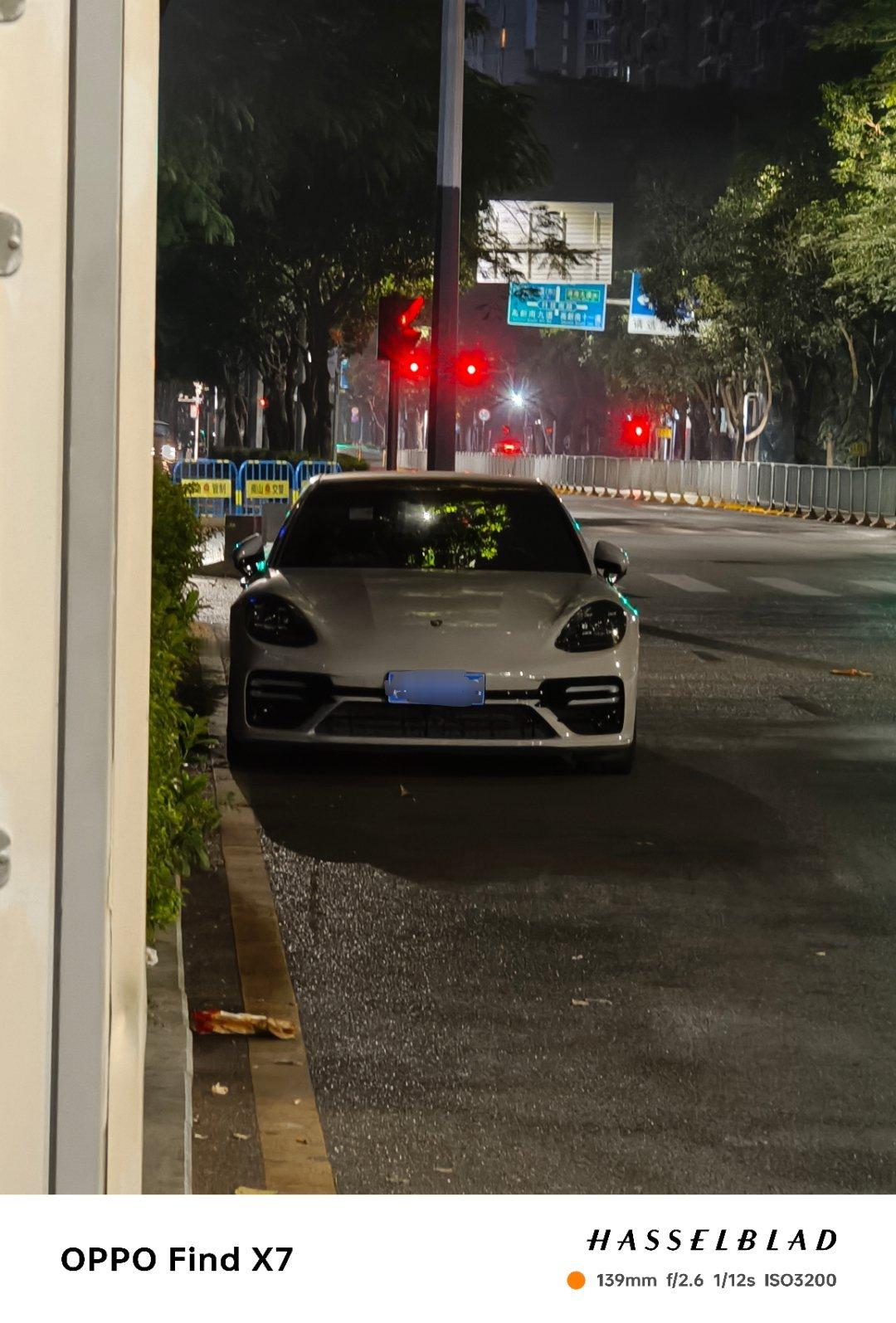 不好意思，一瞬间我以为看到了小米汽车。[二哈] ​​​