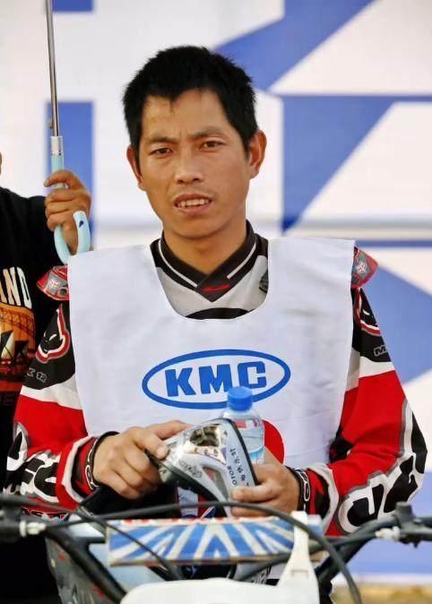 首先必须是有他自己的“特质”和“天赋异禀”，包括对机车及机车运动的喜欢。无论是对