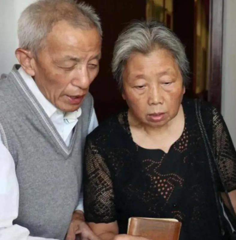 2013年，61岁的知青刘宝华重返米脂县，看望初恋马凤兰。意外发现，凤兰竟然给他