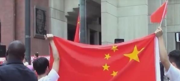 1947年，在雅加达街边摆摊的梅州夫妻，收养了一个印尼弃婴，谁料这个男孩越长越凶